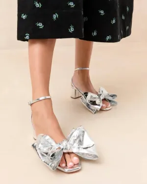 Carmen Leather Bow Sandal In Silver