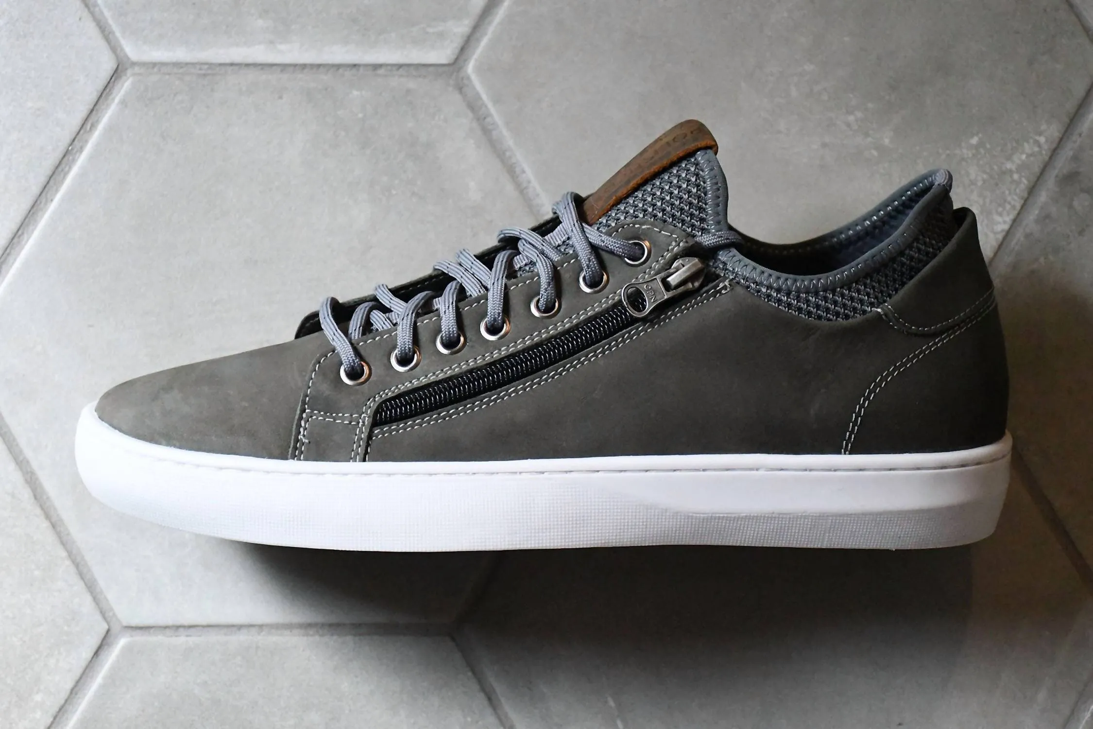 Men Pikes Sneakers In Peak Gray