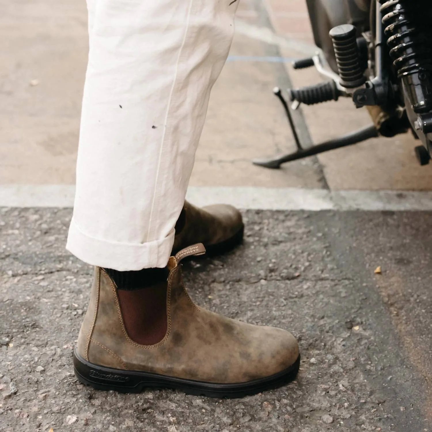 Men's Classic 585 Chelsea Boots In Rustic Brown
